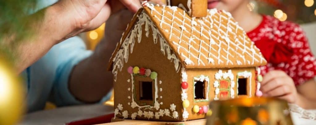 Gingerbread-House-making-for-Christmas-in-July
